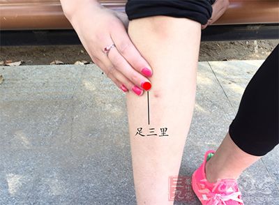 艾灸腎俞、關(guān)元、足三里、八髎穴